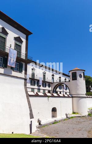 Funchal, Portogallo - 20 agosto 2017: Palazzo di Sao Lourenco in una giornata estiva di sole. Vista verticale della strada di Funchal, la più grande città di Madeira Foto Stock
