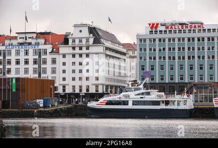 Bergen, Norvegia - 14 novembre 2017: Porto di Bergen in una giornata nuvolosa, traghetto veloce passeggeri è ormeggiato in porto Foto Stock