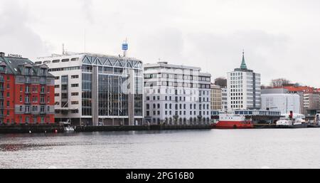 Bergen, Norvegia - 14 novembre 2017: Porto di Bergen in una giornata nuvolosa, foto panoramica Foto Stock