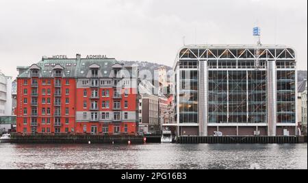 Bergen, Norvegia - 14 novembre 2017: Foto panoramica costiera del porto di Bergen in una giornata nuvolosa Foto Stock