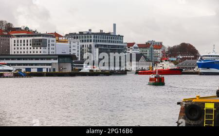 Bergen, Norvegia - 14 novembre 2017: Vista sul porto di Bergen in una giornata nuvolosa Foto Stock