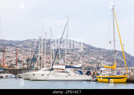 Funchal, Portogallo - 24 agosto 2017: Barche a vela e yacht sono ormeggiati nel porto turistico di Funchail Foto Stock