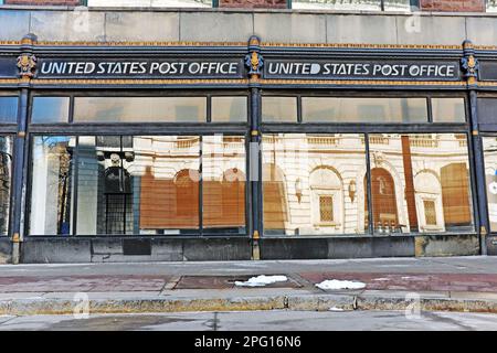 L'ufficio postale degli Stati Uniti in Superior nel centro di Cleveland, Ohio, USA riflette edifici storici. Foto Stock