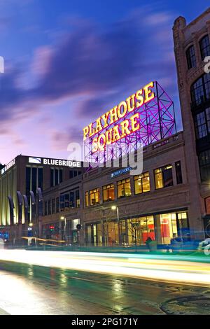 Il segno retrò del bastone di Playhouse Square è illuminato al tramonto nel quartiere dei teatri di Cleveland, Ohio, USA. Foto Stock