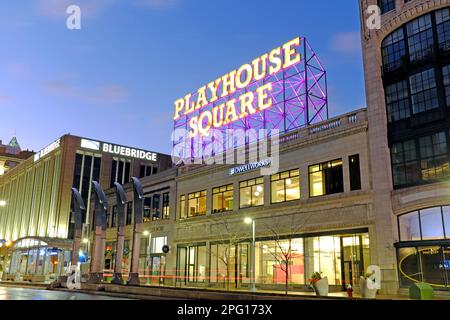 Edifici illuminati con il segno retrò di Playhouse Square in giallo e viola che si affaccia su Euclide Ave nel quartiere dei teatri di Cleveland Ohio. Foto Stock