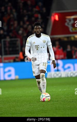 Leverkusen, Germania. 19th Mar, 2023. Calcio: Bundesliga, Bayer Leverkusen - Bayern Monaco, 25° giorno, a BayArena. Alphonso Davies del Bayern gioca la palla. Credit: Federico Gambarini/dpa - NOTA IMPORTANTE: In conformità ai requisiti della DFL Deutsche Fußball Liga e del DFB Deutscher Fußball-Bund, è vietato utilizzare o utilizzare fotografie scattate nello stadio e/o della partita sotto forma di sequenze di immagini e/o serie di foto simili a video./dpa/Alamy Live News Foto Stock