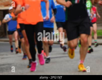 Gruppo intenzionalmente sfocato di corridori durante la corsa ideale come sfondo sportivo con molte persone Foto Stock