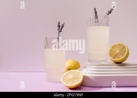 Due bicchieri a coste con limonata di lavanda, bevanda rinfrescante estiva Foto Stock