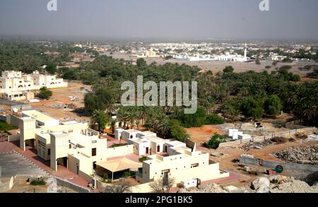 Khatt Hot Springs Resort in primo piano con la città di Ras al-Khaimah sullo sfondo, vista nel 2007 Foto Stock