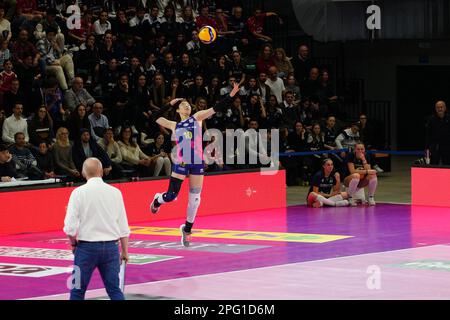 Scandicci. 19th Mar, 2023. Yao di di Scandicci serve durante il 23rd° turno di incontro tra Scandicci e Conegliano alla Serie A1 Women 2022/2023 volley League a Scandicci, Italia, il 19 marzo 2023. Credit: Zhou Xiaotian/Xinhua/Alamy Live News Foto Stock