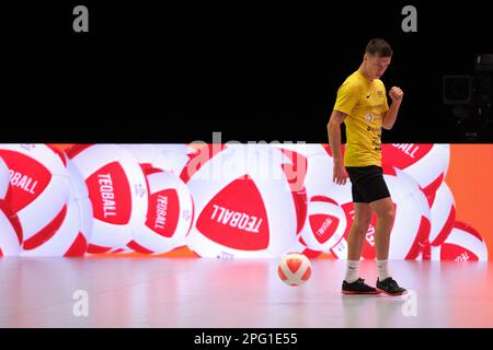 Madrid, Spagna. 19th Mar, 2023. Apor Gyorgydeak reagisce durante la finale maschile tra Apor Gyorgydeak di Romania e Adam Blazsovics di Ungheria al tour europeo di Teqball a Madrid, in Spagna, il 19 marzo 2023. Credit: Meng Dingbo/Xinhua/Alamy Live News Foto Stock