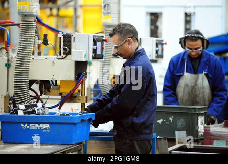 Foto del file datata 06/01/14 dei lavoratori di un'azienda manifatturiera, poiché i timori di una recessione nell'industria manifatturiera si sono leggermente attenuati, ma una crescita significativa rimane elusiva, secondo un nuovo rapporto. Foto Stock