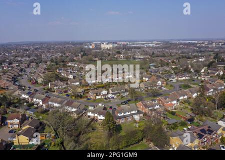 File foto datata 27/03/20 di una vista aerea di Leverstock Green, vicino a Hemel Hempstead, come il prezzo medio di una casa è saltato di quasi £3.000 nel mese di marzo, guidato dalla richiesta di aumenti di prezzo per le proprietà più grandi, secondo il sito web immobiliare Rightmove. Foto Stock