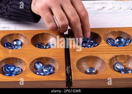 Tavola da gioco di Mangala e marmi di vetro. Storico gioco turco mangala Foto Stock