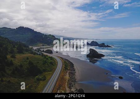 Vista aerea del litorale dell'Oregon, autostrada vicino all'oceano Foto Stock