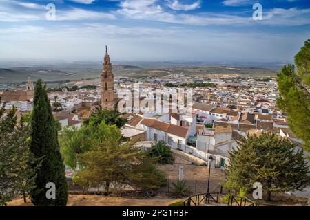 Veduta aerea del centro storico di Estepa nella provincia di Siviglia Andalusia Sud della Spagna. Vista sulla città con la Torre de la Victoria. Questo grande 40-metro-hi Foto Stock