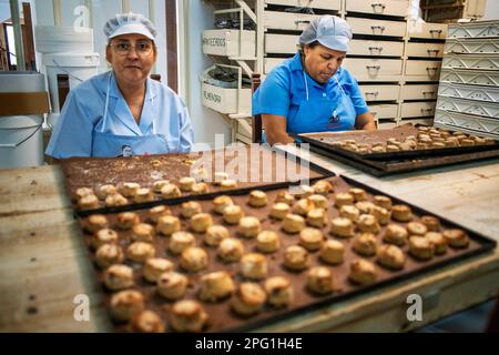 La Colchona in Estepa Andalusia, Spagna Negozio artigianale di Mantecados e Polvorones fatti a mano, dolce di Natale spagnolo a base di farina e mandorle. Il pol Foto Stock