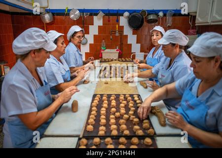 La Colchona in Estepa Andalusia, Spagna Negozio artigianale di Mantecados e Polvorones fatti a mano, dolce di Natale spagnolo a base di farina e mandorle. Il pol Foto Stock