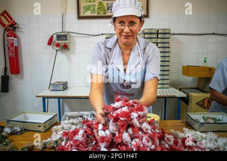 La Colchona in Estepa Andalusia, Spagna Negozio artigianale di Mantecados e Polvorones fatti a mano, dolce di Natale spagnolo a base di farina e mandorle. Il pol Foto Stock