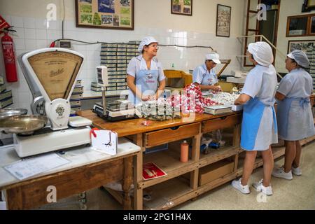 La Colchona in Estepa Andalusia, Spagna Negozio artigianale di Mantecados e Polvorones fatti a mano, dolce di Natale spagnolo a base di farina e mandorle. Il pol Foto Stock