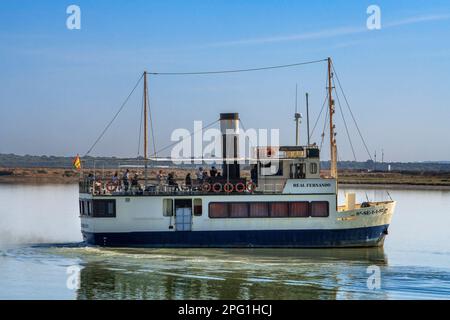 Traghetto sul fiume Guadalquivir dal Parque Nacional Coto de Donana, Coto Donana, alla provincia di Sanlúcar de Barrameda Huelva, regione dell'Andalusia, Foto Stock