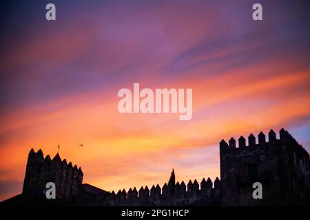 Facciata del municipio e castello ducale di Arcos de la Fontera, Chiesa di San Pedro e la campagna circostante, Arcos De la Fontera, provincia di Cadice, Andal Foto Stock