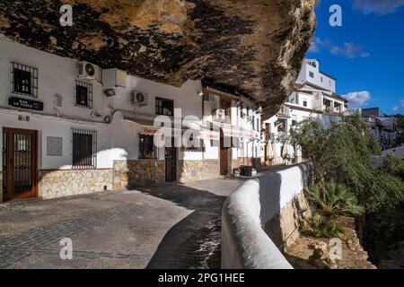 Bar e ristoranti in via la Cueva del Sol, è una delle strade più tipiche di Setenil de las Bodegas Setenil de las Bodegas è una città pue Foto Stock