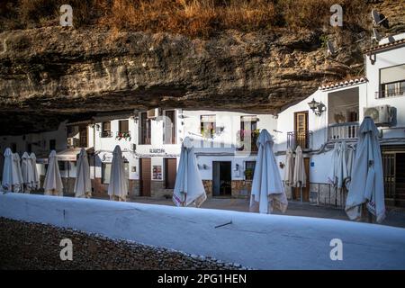 Bar e ristoranti in via la Cueva del Sol, è una delle strade più tipiche di Setenil de las Bodegas Setenil de las Bodegas è una città pue Foto Stock