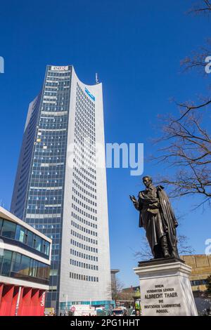 Statua di Albrecht Thauer di fronte alla torre panoramica di Lipsia, Germania Foto Stock