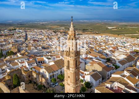 Veduta aerea del centro storico di Estepa nella provincia di Siviglia Andalusia Sud della Spagna. Vista sulla città con la Torre de la Victoria. Questo grande 40-metro-hi Foto Stock