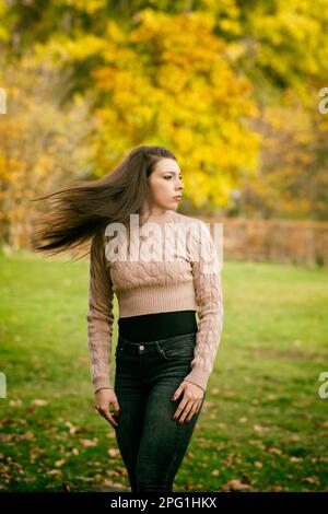 Donna spaventata che si gira indietro Foto Stock