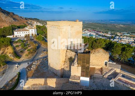 Veduta aerea del castello di Estepa nella provincia di Siviglia Andalusia Sud della Spagna. Le pareti che circondano la recinzione hanno origine dal periodo islamico in Foto Stock