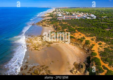 Veduta aerea della spiaggia di Calas de roche a Conil de la Frontera, provincia di Cadice, Costa de la luz, Andalusia, Spagna. Las Calas de Roche sono una serie di SM Foto Stock