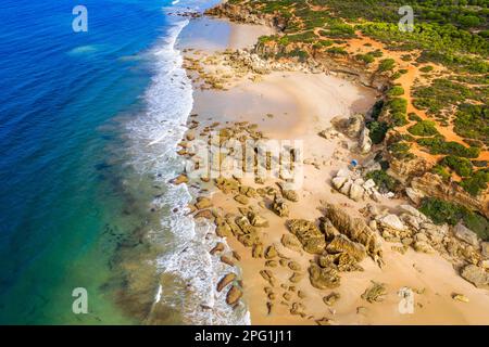 Veduta aerea della spiaggia di Calas de roche a Conil de la Frontera, provincia di Cadice, Costa de la luz, Andalusia, Spagna. Cala del Pato. Las Calas de Roche sono Foto Stock