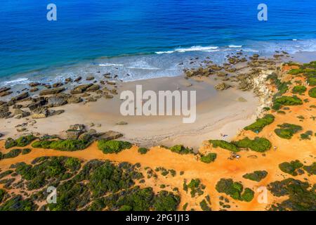 Veduta aerea della spiaggia di Calas de roche a Conil de la Frontera, provincia di Cadice, Costa de la luz, Andalusia, Spagna. Cala El Enebro. Las Calas de Roche ar Foto Stock