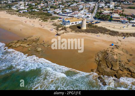 Veduta aerea della torre almenara del 16th° secolo sulla spiaggia di El Palmar a Vejer de la Frontera, provincia di Cadice, Costa de la luz, Andalusia, Spagna. Lasciando il Foto Stock