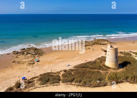 Veduta aerea della torre almenara del 16th° secolo sulla spiaggia di El Palmar a Vejer de la Frontera, provincia di Cadice, Costa de la luz, Andalusia, Spagna. Lasciando il Foto Stock