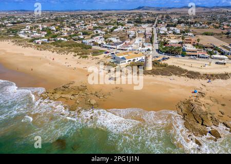 Veduta aerea della torre almenara del 16th° secolo sulla spiaggia di El Palmar a Vejer de la Frontera, provincia di Cadice, Costa de la luz, Andalusia, Spagna. Lasciando il Foto Stock