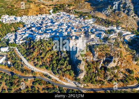 Veduta aerea di Zuheros nel parco naturale subbetica nella provincia di Cordoba, Andalusia, Spagna meridionale. Nel cuore della Sierra Subbética National P Foto Stock