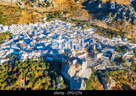 Veduta aerea di Zuheros nel parco naturale subbetica nella provincia di Cordoba, Andalusia, Spagna meridionale. Nel cuore della Sierra Subbética National P Foto Stock