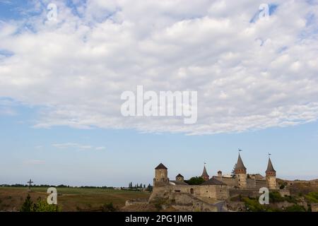 Il castello di Kamianets-Podilskyi è un antico castello ruteniano-lituano situato nella storica città di Kamianets-Podilskyi, Ucraina. Foto Stock