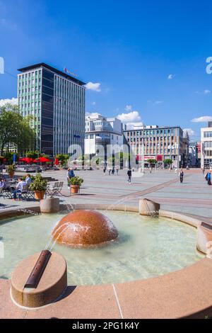 Fontana di marmo sulla piazza Kennedy nel centro di Essen, Germania Foto Stock