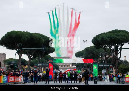 Roma, Italia. 19th Mar, 2023. La maratona si svolge in tutta la città. Quasi 30 persone partecipano all'evento. Aerei militari acrobatici frecce tricolori apre la gara. Credit: Marco Ciccolella/Alamy Live News Foto Stock