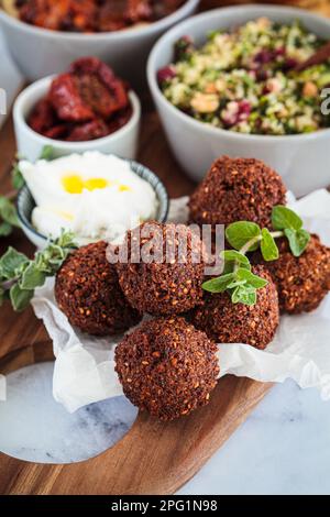 Falafel su un pletter partito di legno. Concetto di cibo israeliano. Foto Stock