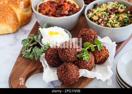 Falafel su un pletter partito di legno. Concetto di cibo israeliano. Foto Stock