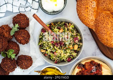 Insalata di quinoa con mirtilli rossi, noci e sedano, vista dall'alto. Concetto di cibo israeliano. Foto Stock