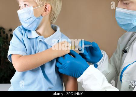 Medico che vaccina il bambino in clinica. Il bambino piccolo ottiene un'iniezione. Pediatra che vaccina un bambino di 3 anni. Vaccino per bambini. IMMU bambino Foto Stock