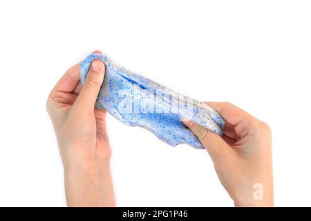 Gioco a mano con texture slime su sfondo bianco. Mano teen che tiene blu brillante slime con bolle, stretching la sostanza gooey. Ragazza adolescente Foto Stock