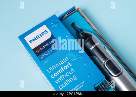 Antalya, Turchia - 19 marzo 2023 : una confezione di rifinitore per naso Philips serie 3000 su sfondo isolato Foto Stock