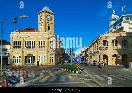 Vista verso Phang-Nga Rd., nell'area della città Vecchia di Phuket, Thailandia, con il Museo Peranakannitat (r) e la caratteristica torre dell'orologio Phromthep Foto Stock